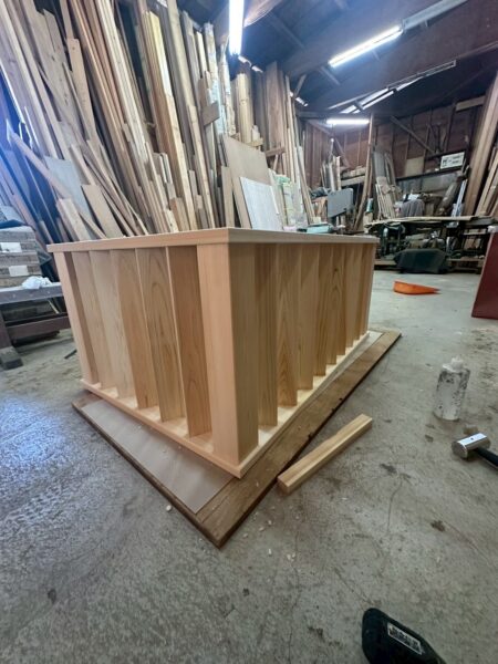 神奈川県横浜市｜マンションエントランスに造作目隠しを設置（コピー機置き場パネル1