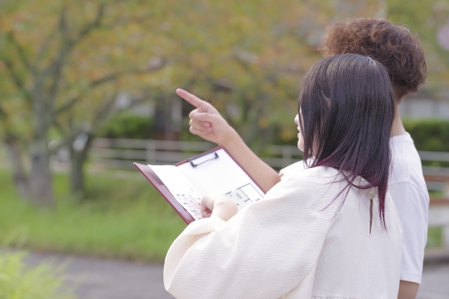 注文住宅検討する若い夫婦