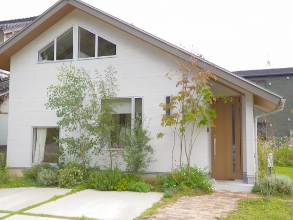 切妻屋根の住宅外観。高さをそろえた窓がバランスよく配置