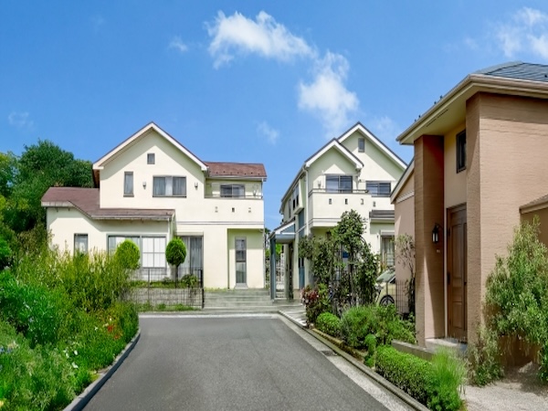 異なる敷地形状の住宅が並ぶ街並み。土地の奥行きや高低差に合わせて外観デザインや配置が変化している様子がわかる写真