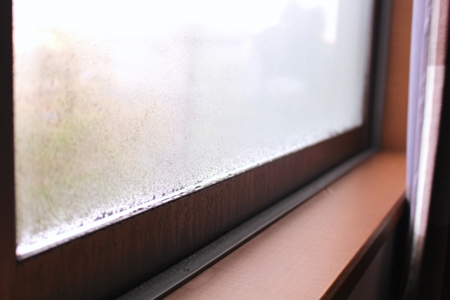 冬の結露した窓