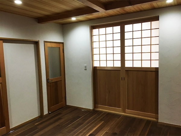 無垢材の床と木製建具のある室内