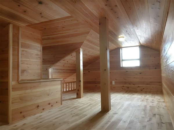 無垢材に囲まれた室内空間