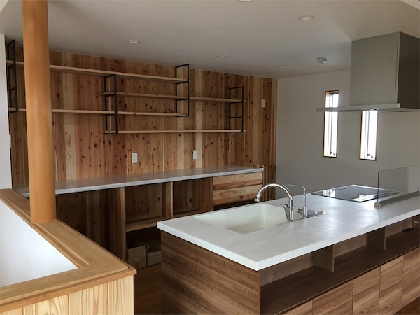 無垢材を使った造作キッチンのある住まい