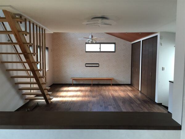 無垢材の床と階段のある落ち着いた室内空間