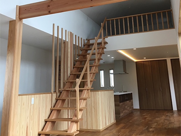 無垢材の梁と階段のあるリビング空間