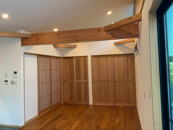 注文住宅で猫と暮らす｜理想の間取りと無垢材が叶える快適な住まい