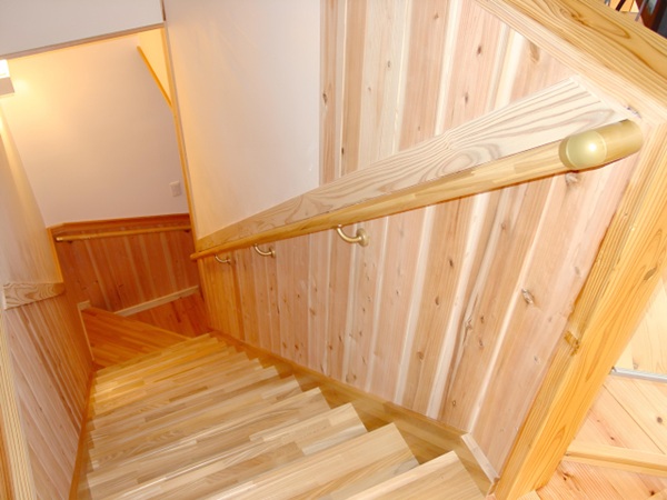 無垢材は床だけじゃない!注文住宅で楽しむ木の取り入れ方と魅力-無垢の手摺